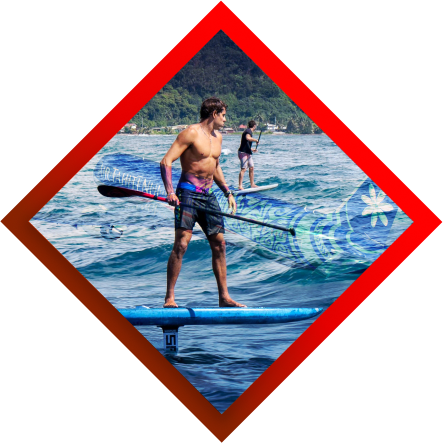 Homme faisant du foil à Tahiti